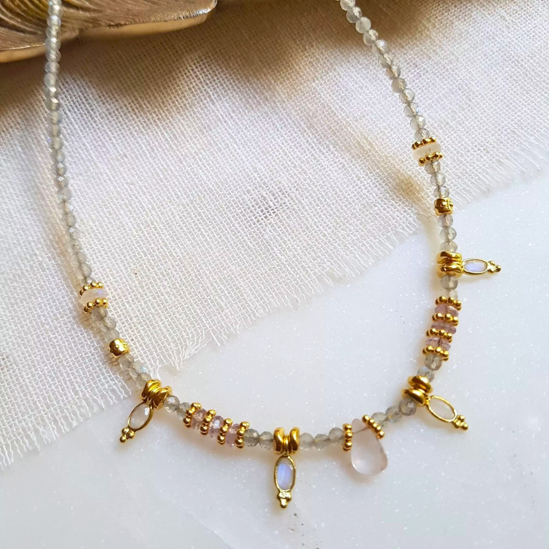 Collier ALYSTA – Labradorite, Pierre de lune, Quartz rose & Améthyste, protection & harmonie