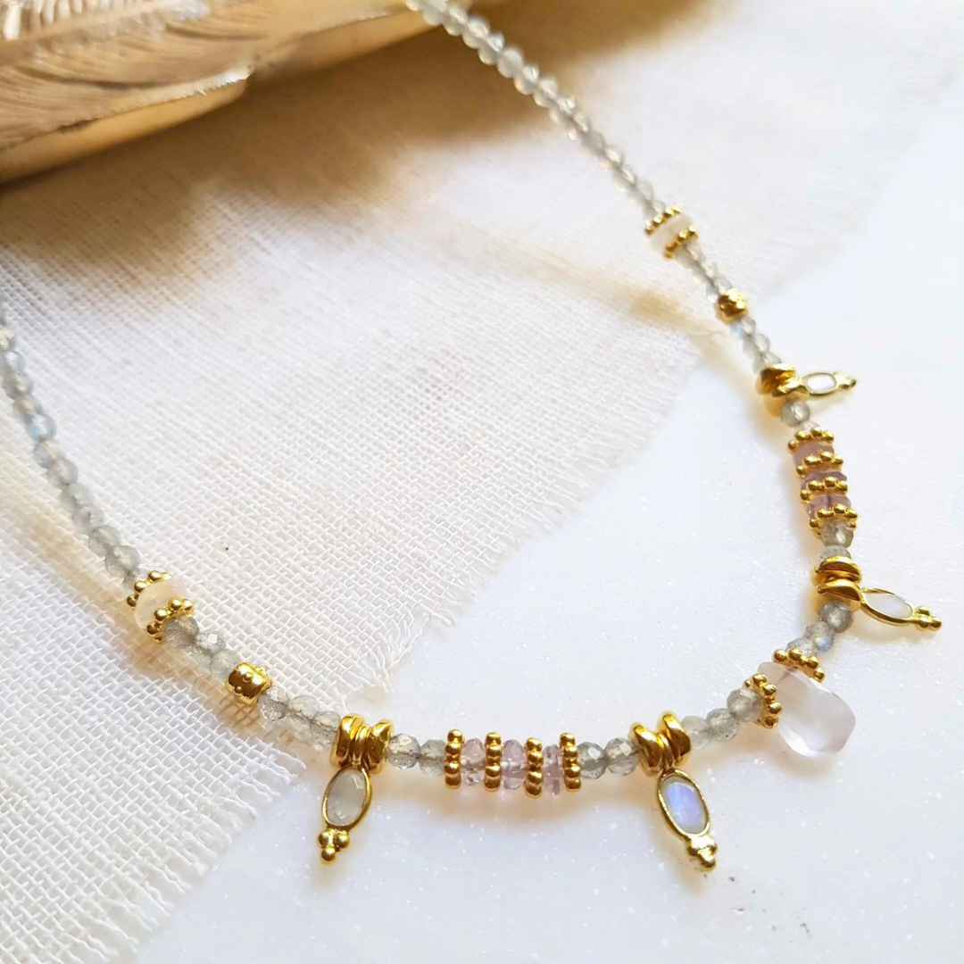 Collier ALYSTA – Labradorite, Pierre de lune, Quartz rose & Améthyste, protection & harmonie