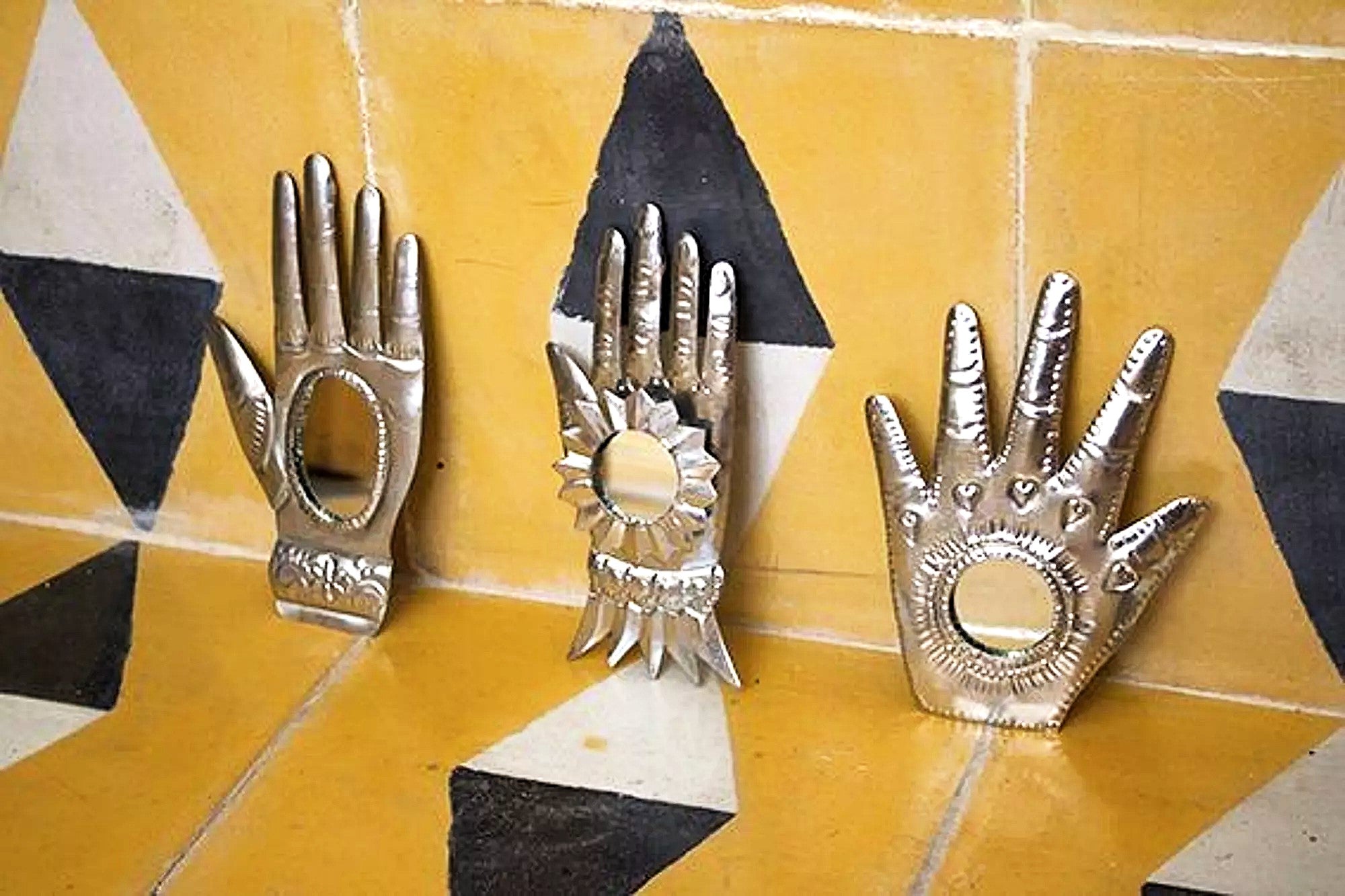 Milagro MANO, main sacrée en métal argenté