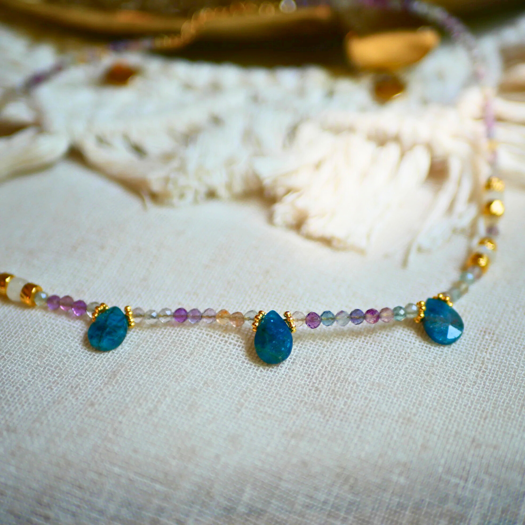 Collier KARUNA – Fluorite, Apatite & Pierre de lune, compassion & clarté