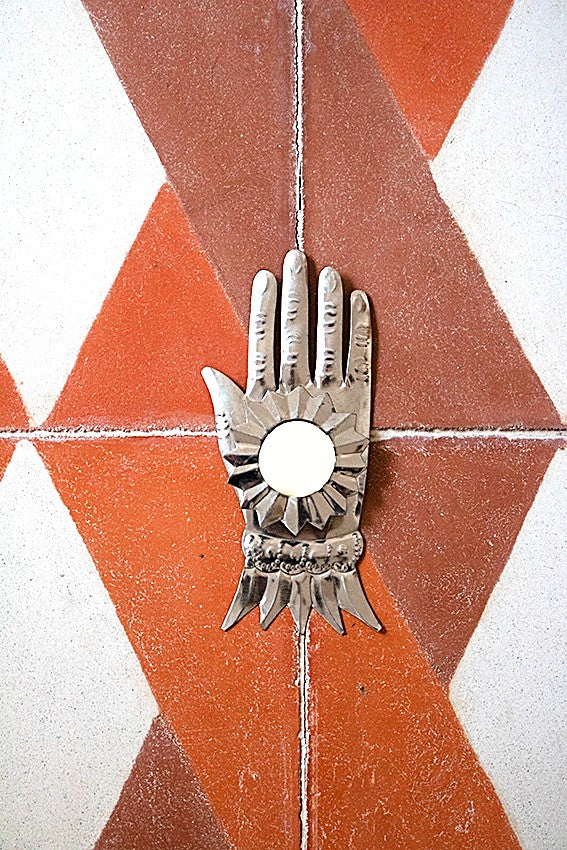 Milagro SOL, main sacrée en métal argenté