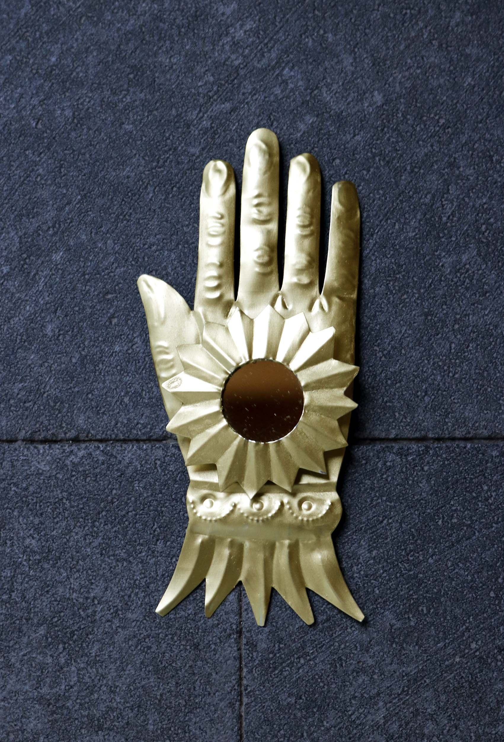 Main sacrée Milagro SOL en métal doré
