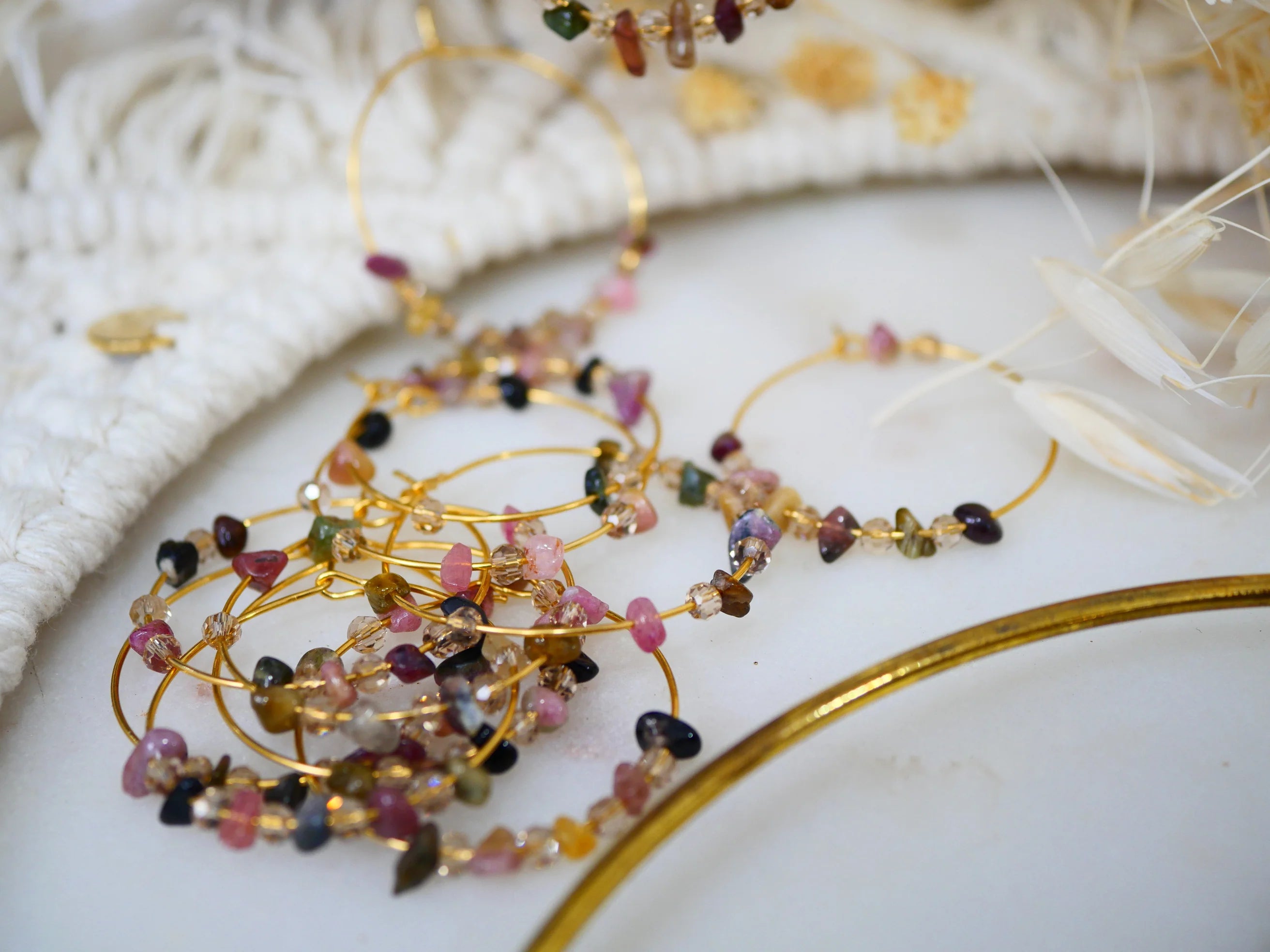 Créoles PRISCA – Tourmaline & perles de Bohême, protection & équilibre