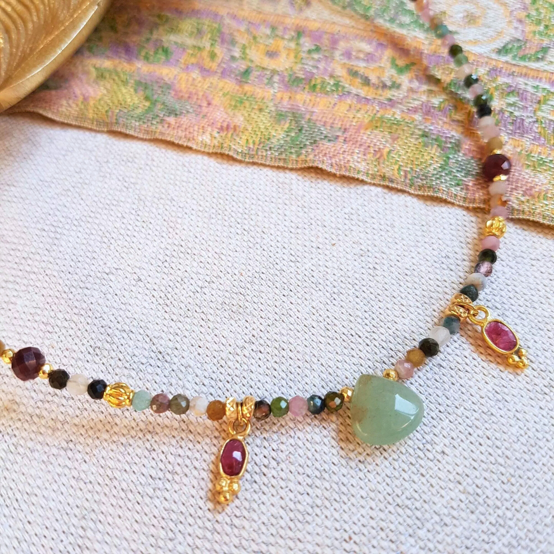 Collier RADHA – Tourmaline, Aventurine, Grenat & Rubis indiens, énergie & créativité