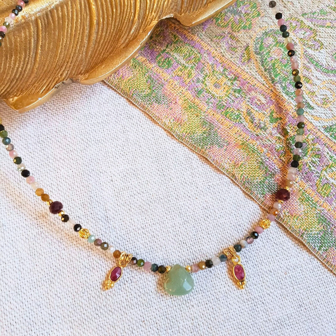 Collier RADHA – Tourmaline, Aventurine, Grenat & Rubis indiens, énergie & créativité