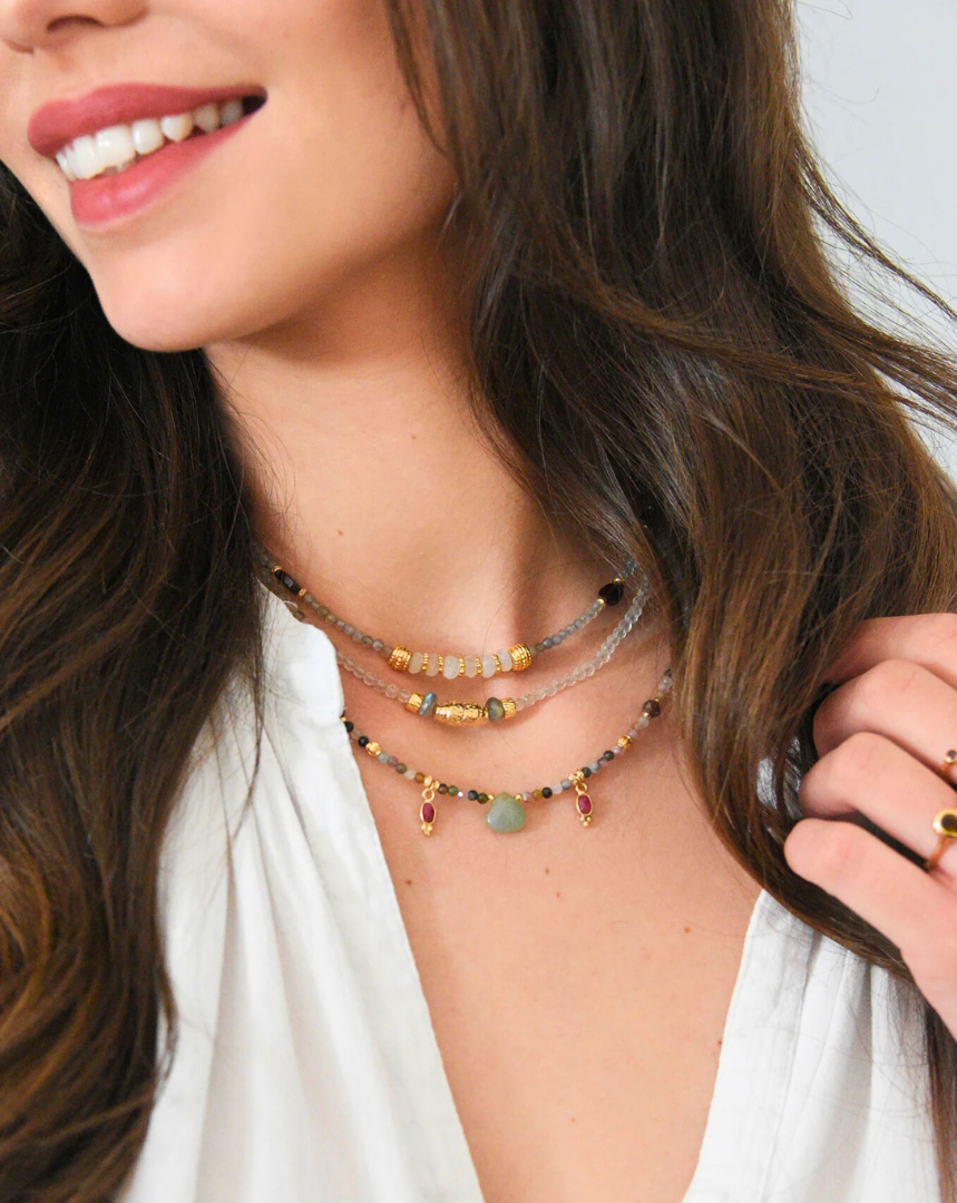 Collier RADHA – Tourmaline, Aventurine, Grenat & Rubis indiens, énergie & créativité